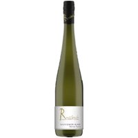 Der Sauvignon Blanc zeigt ein klares Bukett von Johannis- und Stachelbeeren und spiegelt die Frische des Jahrgangs 2024 wider. Der tonreiche Kalksteinboden verleiht dem Lagenwein eine besondere Mineralität und Tiefe. Die kühle Vergärung bei 14°C sowie die Lagerung auf der Vollhefe über 4 Monate tragen zu seiner ausgewogenen Struktur bei. Dieser Weißwein passt hervorragend zu Gerichten mit Wurzelgemüse oder Kürbis.