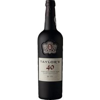 Taylor's Tawny Port 40 Years Old zeigt sich mit einem warmen Mahagonibraun und einem grünen Rand