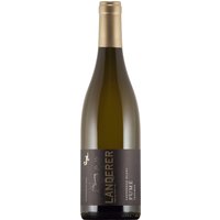 Im Sauvignon Blanc Fumé des Weinguts Landerer treffen Frische und Finesse auf außergewöhnliche Tiefe. Ein geschlossener Duft verbindet Hefe-Aromen mit herzhaften Noten von Apfelschalen und Quitten. Dezente Anklänge von spontaner Fermentation und natürlichen Weinaromen verleihen dem Wein eine besondere Note. Am Gaumen zeigt er eine komplexe Struktur mit Zitronengras