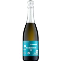 Der Lilienthal Weißburgunder Sekt Brut aus der Pfalz präsentiert sich im Jahrgang 2023 in einem harmonischen und eleganten Stil. Seine dezente Duftigkeit wird von feinen Fruchtnoten von Apfel und Birne begleitet. Im Glas zeigt sich der Sekt in einem strahlenden Strohgelb mit grünen Reflexen. Ergänzend treten Aromen von Ananas