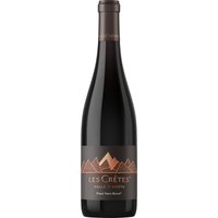 Der Pinot Nero Revei 2021 aus dem Valle D'Aosta präsentiert sich kraftvoll und gleichzeitig filigran. Betonte Aromen von reifen Kirschen und Himbeeren verleihen dem Wein eine lebendige Frische