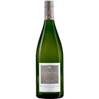 Der Staatliche Hofkeller Residenzschoppen aus Franken präsentiert sich frisch und lebendig mit einer leichten Stilistik. Feine Noten von Zitrus und Apfel verbinden sich mit dem Duft von Akazienblüten sowie einem Hauch exotischer Früchte. Kräutrig-würzige Akzente und ein lebhaftes Fruchtspiel ergänzen die ausgewogene Säurestruktur. Mit mineralischen und fruchtigen Nuancen entsteht ein harmonischer Eindruck. Die 1-Liter-Flasche macht diesen Wein zu einem vielseitigen Begleiter zu Geflügel