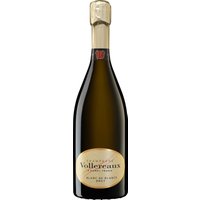 In hellem Gelb mit goldenem Schimmer zeigt sich der Blanc de Blancs Brut aus 100% Chardonnay. Eine feine Perlage und ein zartes Mousseux verleihen dem Champagner eine elegante Ausstrahlung. Das Bouquet kombiniert Aromen von Weinbergpfirsich