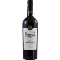 Mit intensiven Aromen von roten und schwarzen Beeren sowie einer dezenten Garrigue-Note präsentiert sich dieser Rotwein aus dem Languedoc eindrucksvoll. Ergänzt wird das Bukett durch Noten reifer Kirsche und einen Hauch Pfeffer. Die Cuvée aus Syrah