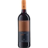 Frische Blüten und der zarte Duft von Schattenmorellen prägen das aromatische Profil dieses trockenen Portugiesers aus der Region Saale-Unstrut. Die feine Frucht wird von einem Hauch Vanille begleitet