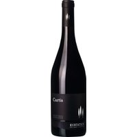 In der Südtiroler Provinz Bozen ist die Kellerei Kurtatsch zuhause. Hundertneunzig Hektar Rebfläche inmitten der schroffen Alpenregion steht der Genossenschaft für die Weinherstellung zur Verfügung. Die Cuvée Curtis besteht aus Cabernet Sauvignon und Merlot komponiert aus Trauben von Weinbergen auf über 200 Metern Höhe. Ein beerig-würziger Wein