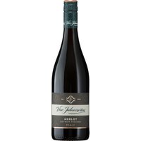 Weiche Tannine und ein dichter Körper prägen den Vier Jahreszeiten Merlot 2024. Aromen reifer Heidelbeeren und Kirschen entfalten eine angenehme Tiefe. Die samtige Struktur verbindet sich mit einer ausgewogenen Säure und sorgt für Harmonie im Geschmack. Würzige Noten begleiten den kraftvollen Abgang. Dieser Rotwein passt gut zu kräftigen Fleischgerichten oder gereiftem Käse. Er stammt aus der Pfalz in Deutschland und präsentiert sich trocken mit intensiven schwarzen Beerennoten. Die Kombination aus Geschmack und Dichte verleiht ihm Charakter und eine markante Präsenz.